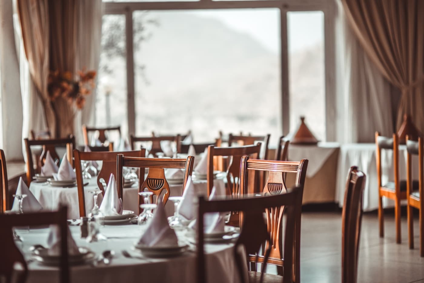 Salle de restaurant prête pour le service — renfort extra HCR
