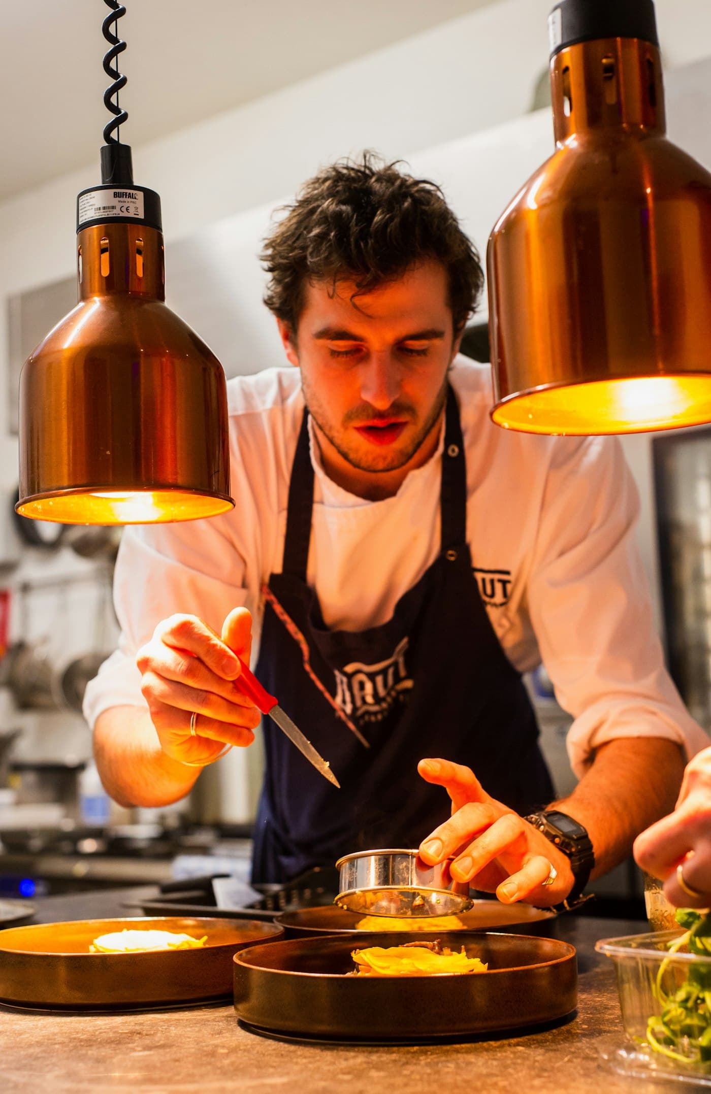 Chef en cuisine habitué au rythme du service HCR